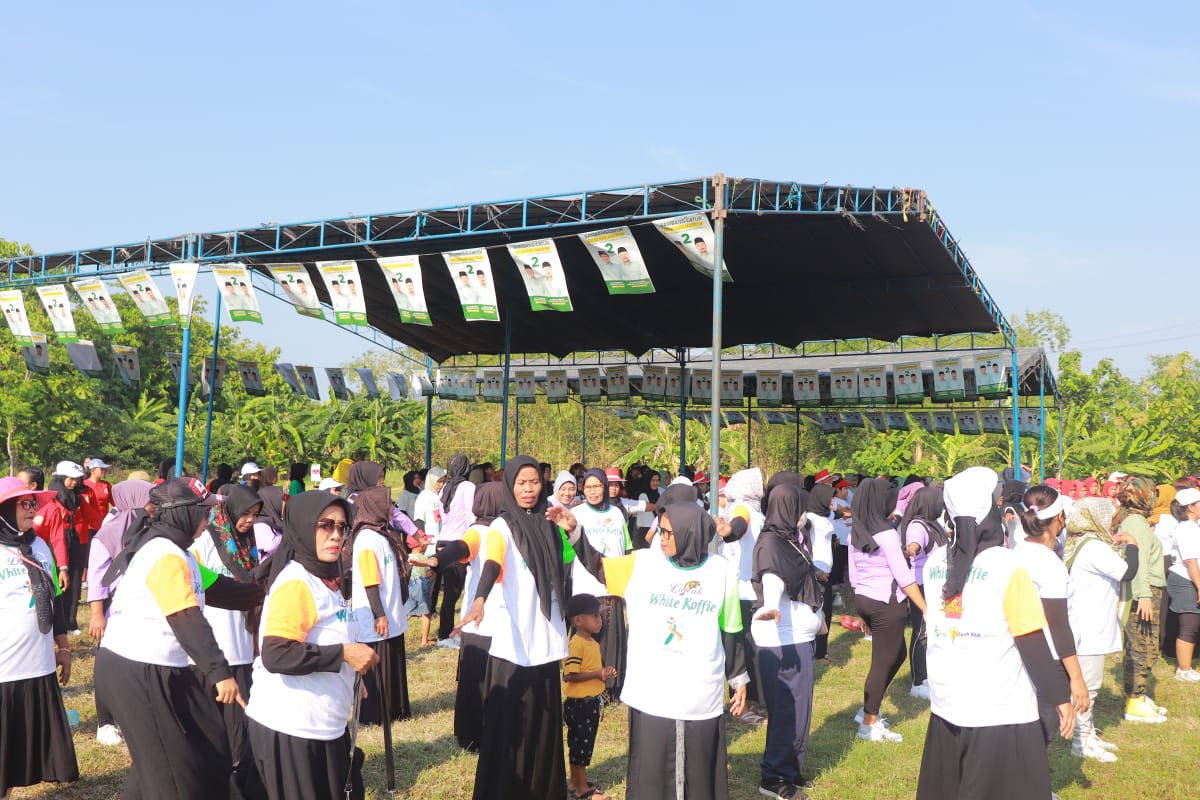 Peserta Kegiatan Senam di Lapangan Desa Temurejo, Kecamatan Karangrayung, Kabupaten Grobogan, Minggu (27/10/2024). (Foto : Reza Ori/ gemadika.com)