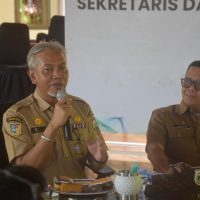 Pj. Gubernur Bahtiar Baharuddin bersama panitia festival saat mempersiapkan Pameran Batu Ngalo Manakarra di Matos Mamuju.