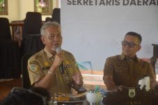 Pj. Gubernur Bahtiar Baharuddin bersama panitia festival saat mempersiapkan Pameran Batu Ngalo Manakarra di Matos Mamuju.